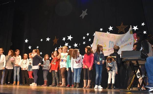 Una de las actuaciones de los alumnos del CEIP Miguel de Cervantes en su Gala de Navidad./WORD