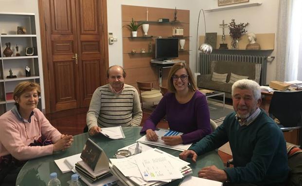 Reunión de Ángeles Armisén con el alcalde de Piña de Campos./El Norte