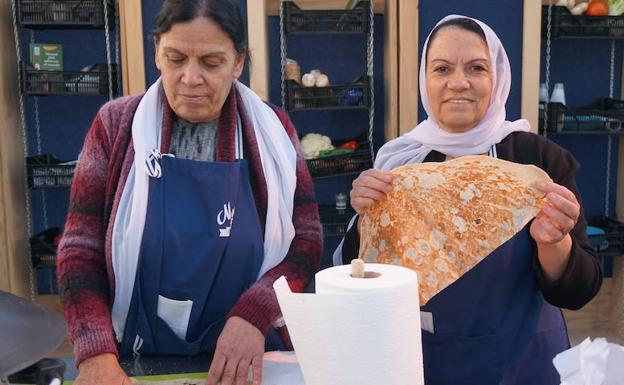 Haseisi (d) muestra una de sus creaciones. /