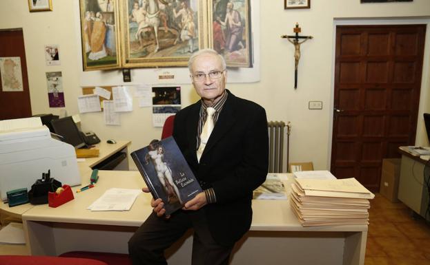 Antonio Rubio, con un ejemplar de la segunda edición./A. Quintero