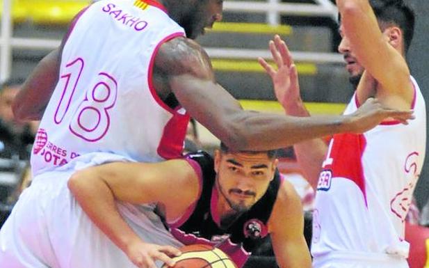 Óscar Alvarado, presionado por dos jugadores del ICL Manresa/Rodrigo Jiménez