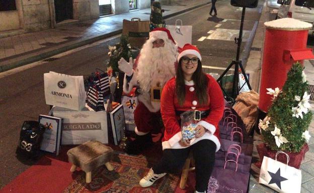 Papá Noel y su ayudante, en la campaña navideña. EL NORTE/