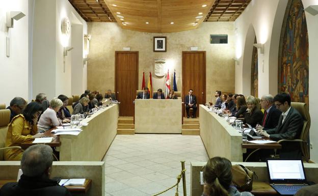 Reunión de la corporación local en el salón de plenos del Ayuntamiento de Salamanca. /MANUEL LAYA