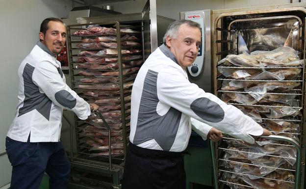 Jesús Martín (derecha), director de El Asador de Segovia, con su sobrino Marcos Vázquez en las instalaciones de la empresa. /A. De Torre