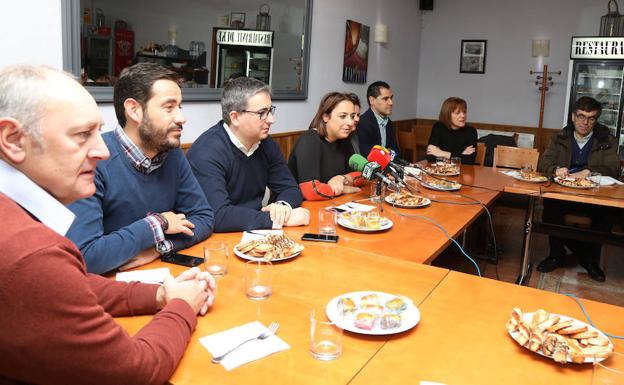 Dirigentes del PSOE, con Miriam Andrés en el centro, durante el desayuno con periodistas./Marta Moras