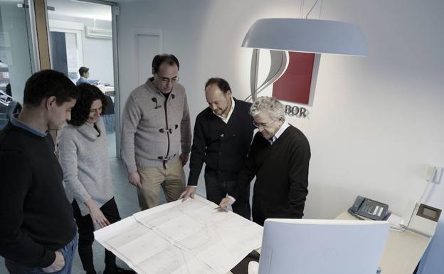 Los ingenieros de ARBOR Vicente Castillanos, Helen E. Rowing y Fernando Sanz, con el director de Protos, Carlos Villar, y el arquitecto Antonio Paniagua./G. V.
