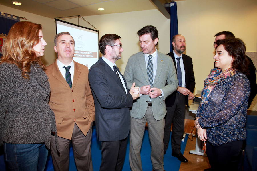 El director general del Medio Natural (izquierda), junto al alcalde del Real Sitio, José Luis Vázquez, y la alcaldesa de El Espinar, Alicia Palomo, durante una reunión informativa./ICAL
