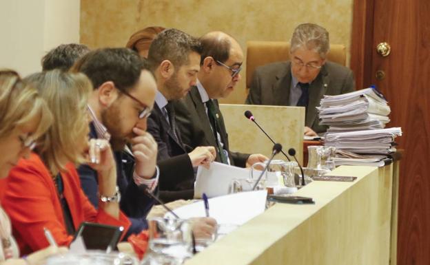 Concejales del grupo de gobierno del PP, en una sesión del pleno del Ayuntamiento. /MANUEL LAYA