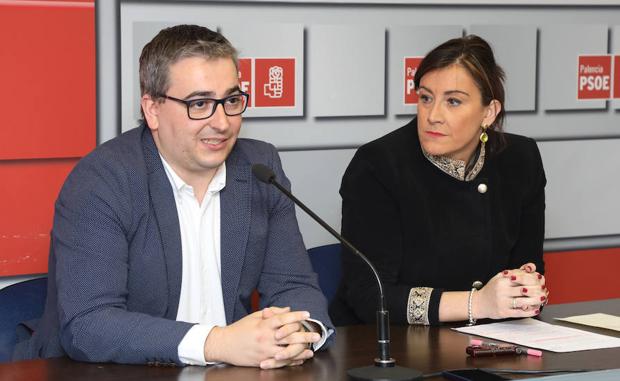 Antonio Casas y Ana Sánchez, rn la sede del PSOE./Marta Moras