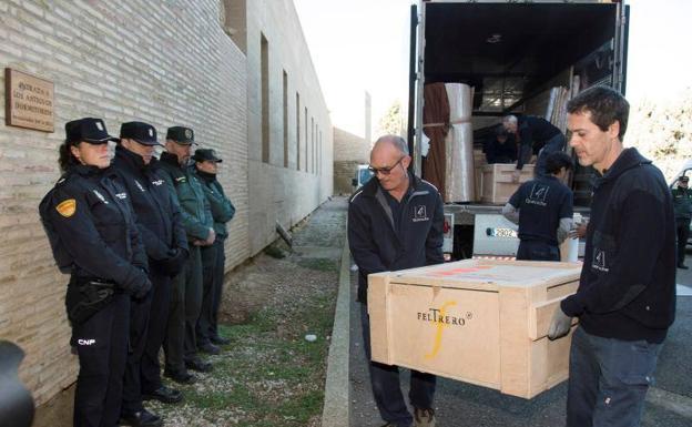 La Policía Nacional y la Guardia Civil custodian el regreso de las obras de arte al monasterio de Sijena. /EFE