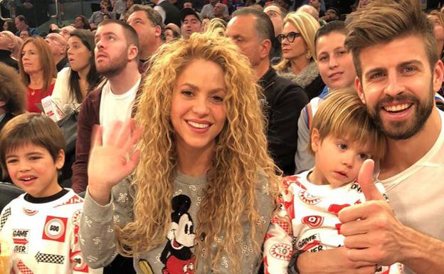 La familia Piqué-Mebarak viendo un partido de la NBA . /Twitter