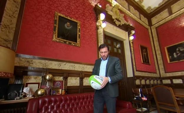 Óscar Puente, alcalde de Valladolid, en un momento del vídeo en 360º grabado en su despacho./Arturo Posada