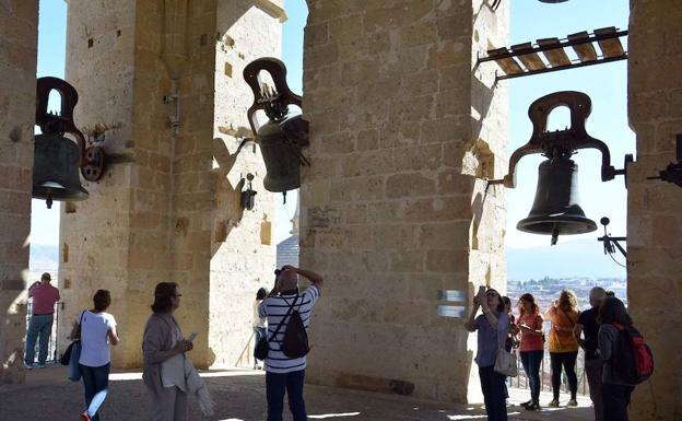 Visitantes en la torre de la Catedral de Segovia. /El Norte