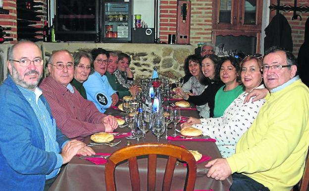 Personas de todas las edades se dieron cita ayer para mostrar su solidaridad también en Navidad y participar en la comida en favor de la AECC./M. J. G.