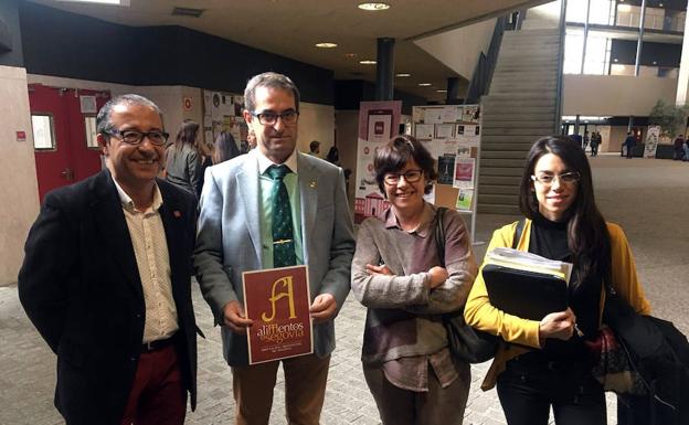 El diputado Jaime Pérez, acompañado por representantes del campus, muestra el actual logotipo. /El Norte