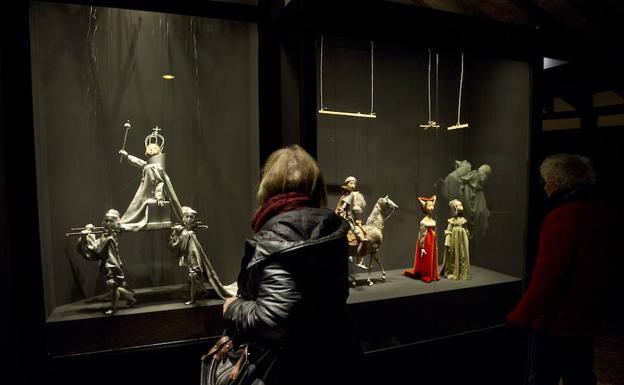 Dos mujeres observan las vitrinas donde se expone la colección de títeres. /Ical