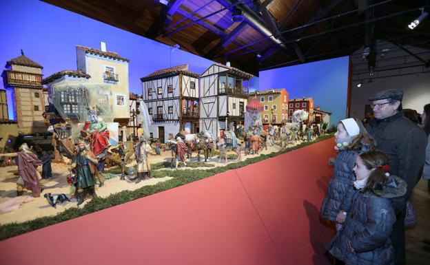 Unas niñas observan el belén, en el Centro Cultural. /El Norte