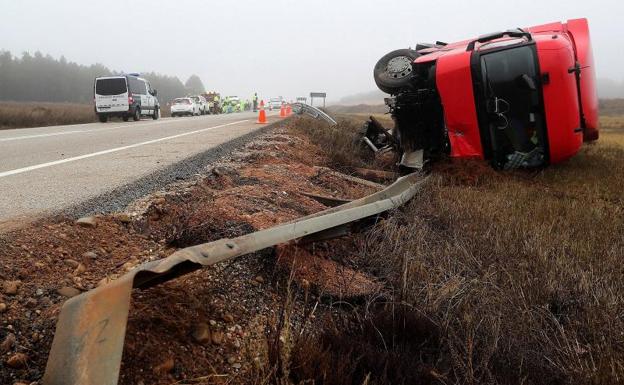 Uno de los vehículos implicados en un accidente. /Efe