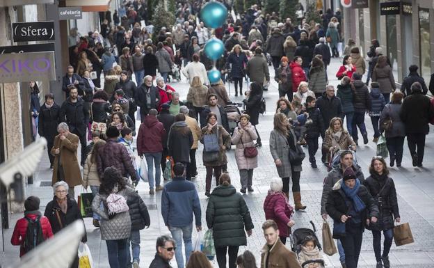 Imagen de la calle Santiago, con ciudadanos de compras en el periodo navideño. /A. MINGUEZA