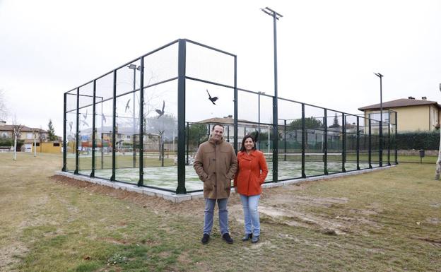 El alcalde David Mingo y la edil Silvia González presentaron la nueva pista de pádel./MANUEL LAYA