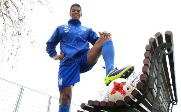 Álex posa antes de una sesión de entrenamiento con la Segoviana. /Antonion Tanarro