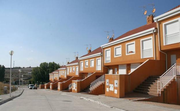 Vista parcial de algunas viviendas de la urbanización Fuente la Bola. /M. R.