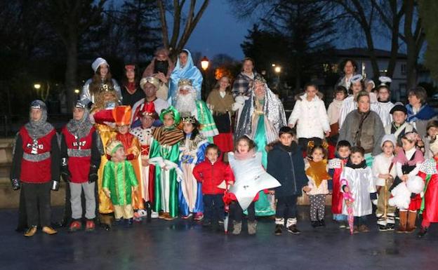Los Reyes reciben a los niños en Baltanás. /Luis Antonio Curiel