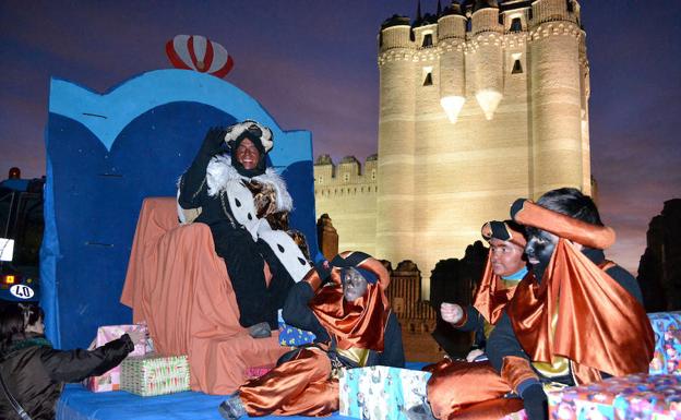 El rey Baltasar saluda durante una edición pasada de la Cabalgata. /El Norte