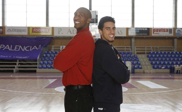 Harold y Bryce Pressley posan en el Pabellón Adolfo Nicolás. /Marta Moras