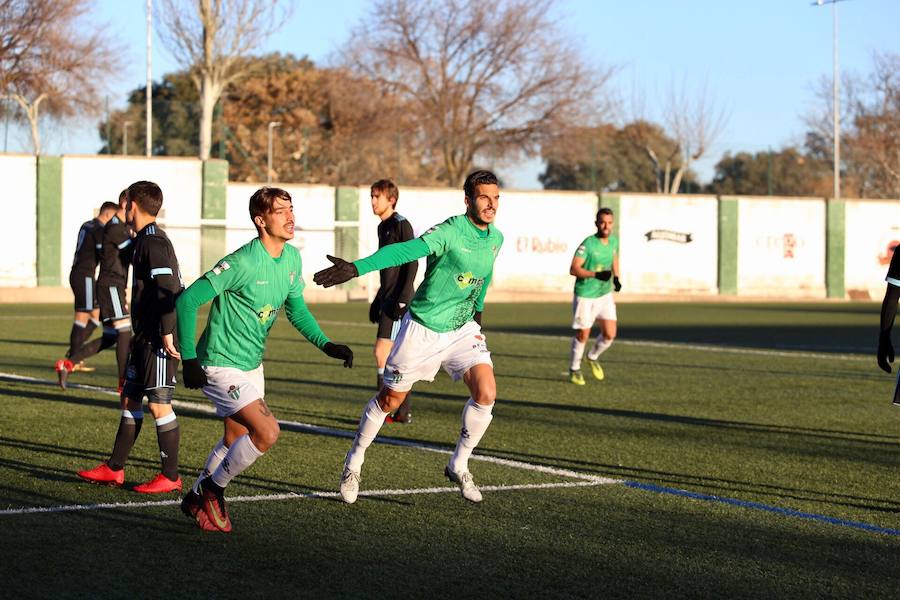 Ayala celebra un gol en el último partido del Municipal. /CD GUIJUELO