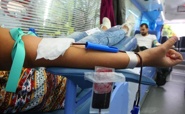 El autobús de hemodonación de la Junta de Castilla y León, realiza una campaña de donación de sangre junto al centro comercial El Rosal de Ponferrada, en el que se regala una entrada de cine con cada donación. /CÉSAR SÁNCHEZ
