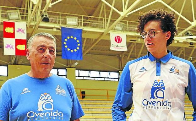 Ortega, junto a Laura Nicholls. /MANUEL LAYA