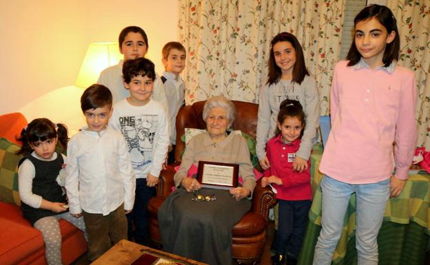 Jacoba Torres posa junto a sus biznietos con motivo de su 100 cumpleaños. /Luis Antonio Curiel