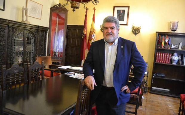 Juan Tomás Muñoz en su despacho de la alcaldía de Ciudad Rodrigo. /S.G.