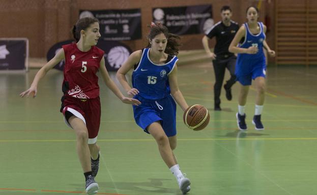 Encuentro del infantil femenino entre la selección de Murcia y Castilla y León/. ALBERTO MINGUEZA