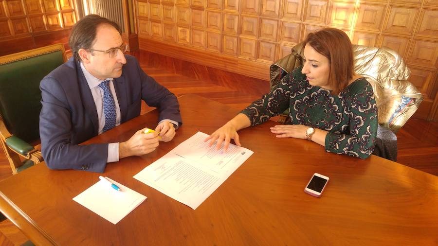 Alfonso Polanco y Miriam Andrés, durante la reunión /El Norte