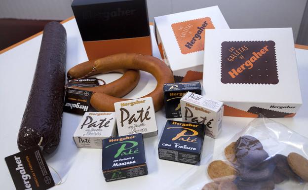 Surtido de productos como los farinatos y las morcillas, los patés y las galletas elaborados por Hergaher. /J. FORMIGO / ICAL