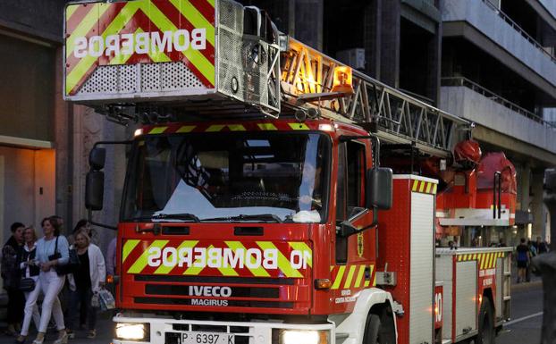 Camión de bomberos, en la Calle Mayor. /Antonio Quintero