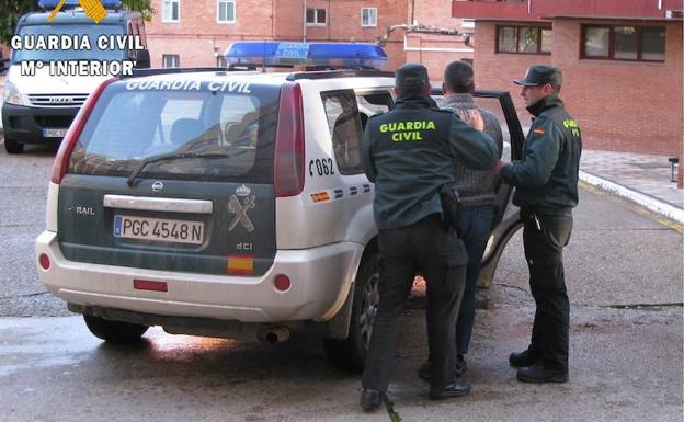 El detenido es conducido a un coche de la Guardia Civil. /El Norte