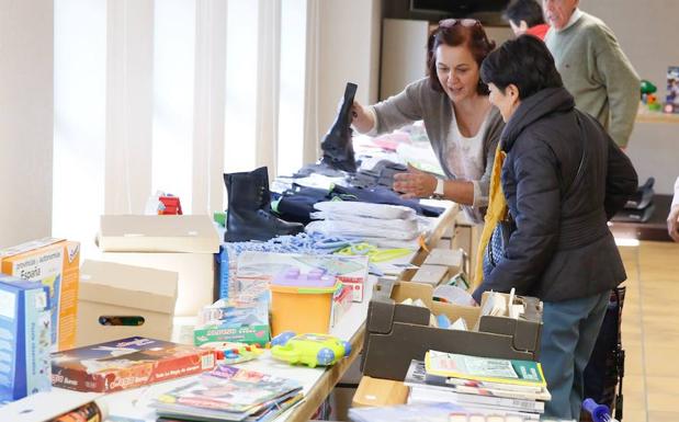 Mercadillo solidario de Asalvo, una de las actividades que permite financiar sus acciones./G. V.