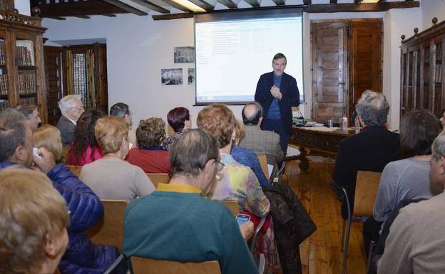 El salón de la Casa Cervantes, en una de las conferencias del catedrático Santos Zunzunegui. /El Norte