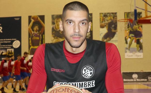 Nacho Martín, con la camiseta del Carramimbre, antes de un entrenamiento. /Henar Sastre