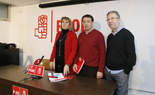 María García, junto a Fernando Pablos y Fidel Franco. /LAYA