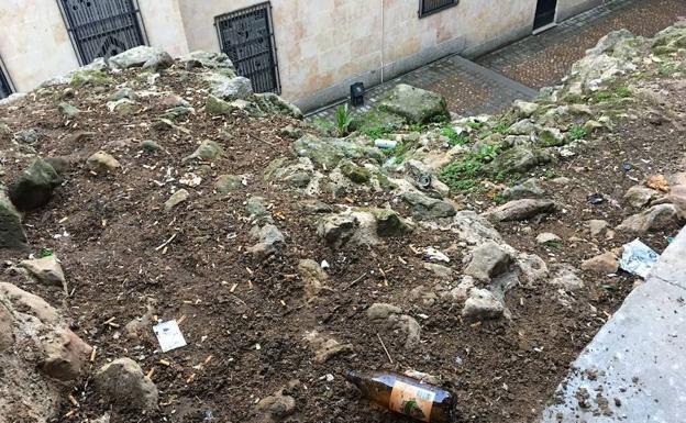 Restos de un botellón tras las fechas navideñas en la zona superior de la cueva y en interior de la torre./WORD