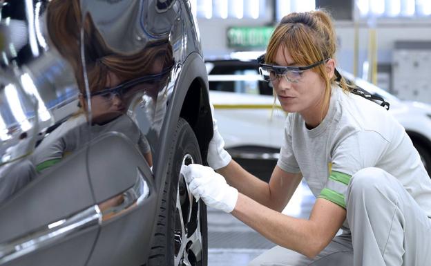 El saldo negativo de Castilla y León es aún mayor entre las mujeres trabajadoras./A. QUINTERO