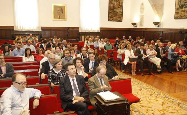 Profesores de la USAL asisten en el Paraninfo del Edificio Histórico a una sesión ordinaria del Claustro universitario. /WORD