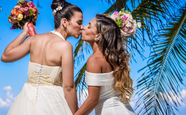 Carolyne y Sheyla en el momento del beso tras darse el 'sí quiero'. /Antena 3
