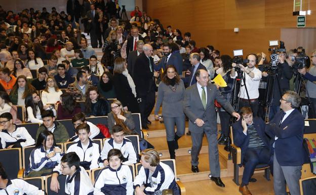 Ignacio Sánchez Galán se dirige hacia el escenario para participar en la presentación de ‘Valores que construyen sueños’. /LAYA