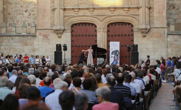Recital de música del pasado verano ante la fachada de la Universidad. /LAYA