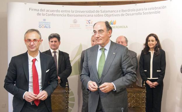 Rivero y Galán durante el acto de firma./Word